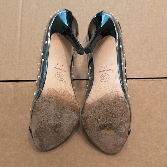 Chanel Pearl-Embellished PVC & Patent Leather Cap-Toe Heels – Size [37.5] - Picture 10 of 11